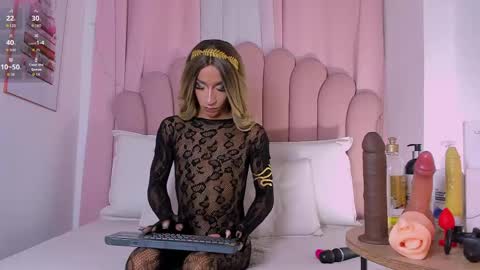 nicolemadrird online show from April 15, 2026, 11:50 am