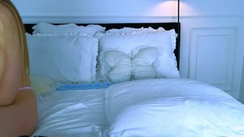 Nicole online show from April 21, 2026, 2:04 am