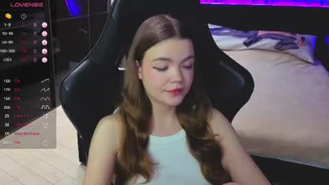NicoleMeew online show from June 26, 2026, 7:40 pm