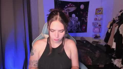 Nicol independent model online show from September 21, 2025, 3:35 pm