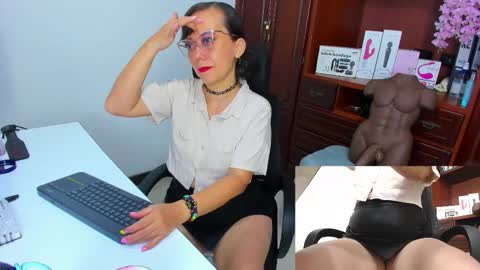 Nicolett Ryan  online show from October 18, 2025, 4:37 am