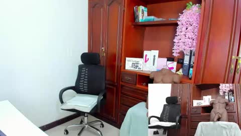Nicolett Ryan  online show from October 20, 2025, 12:05 pm