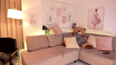 Nicolle online show from February 13, 2025, 3:39 am