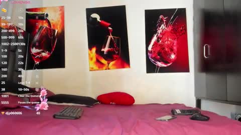 nicolle_hanks1 online show from September 25, 2025, 1:53 am