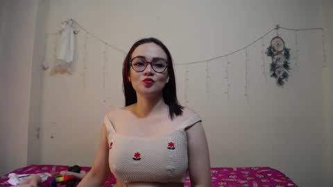 nicolle_sky online show from January 21, 2025, 5:41 pm