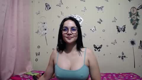 nicolle_sky online show from February 4, 2026, 7:58 am
