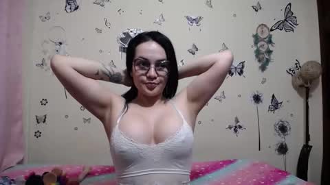 nicolle_sky online show from March 5, 2026, 8:32 am