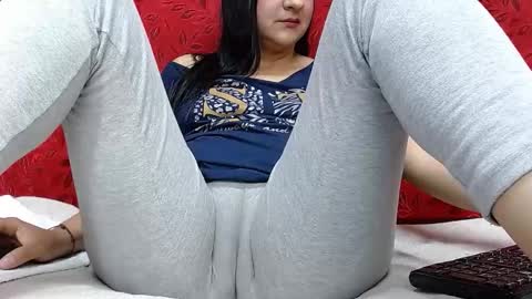 NICOLLE online show from November 18, 2025, 11:37 pm