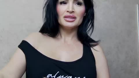 Snapshot of nicollereyn chatting on February 11, 2025, 8:20 pm Nicolle online show from February 11, 2025, 8:20 pm