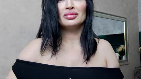 Snapshot of nicollereyn chatting on February 14, 2025, 8:26 pm Nicolle online show from February 14, 2025, 8:26 pm