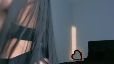 Niinarosee online show from November 1, 2025, 6:43 pm