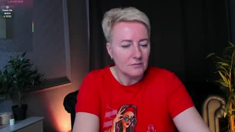 Snapshot of nika_smit chatting on April 25, 2026, 5:43 am Nika online show from April 25, 2026, 5:43 am