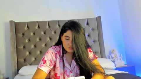 nikkibotero online show from November 17, 2025, 6:46 pm