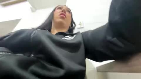 Nikki  online show from November 14, 2025, 3:05 am