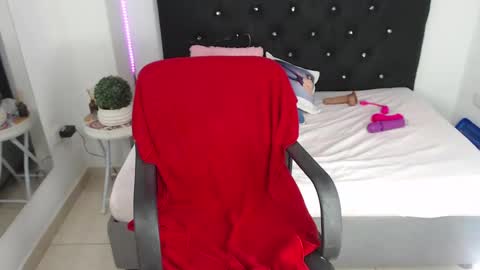 nikol_winick online show from January 25, 2025, 6:12 am