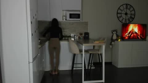 Bella online show from September 18, 2025, 4:09 pm