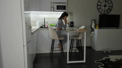 Bella online show from September 29, 2025, 8:02 pm