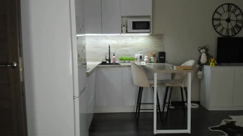 Bella online show from October 7, 2025, 8:39 pm