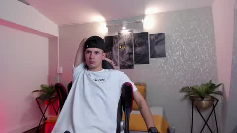 Snapshot of nils_saint chatting on September 21, 2025, 4:25 am Nils online show from September 21, 2025, 4:25 am