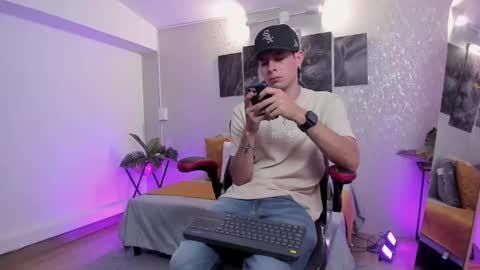 Snapshot of nils_saint chatting on October 7, 2025, 3:25 am Nils online show from October 7, 2025, 3:25 am