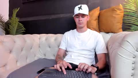 Snapshot of nils_saint chatting on October 8, 2025, 5:05 am Nils online show from October 8, 2025, 5:05 am