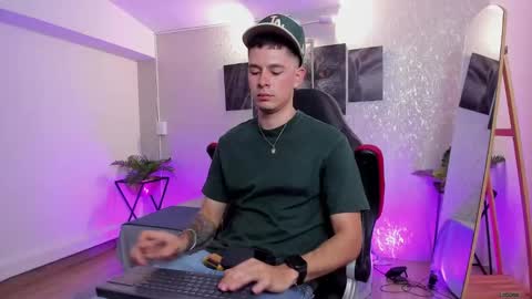 Snapshot of nils_saint chatting on October 11, 2025, 2:44 am Nils online show from October 11, 2025, 2:44 am