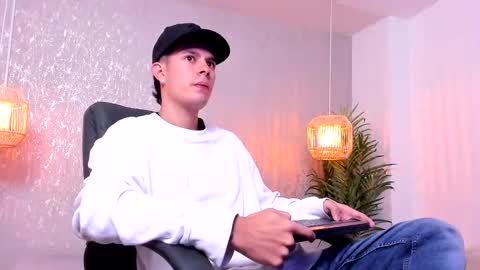 Snapshot of nils_saint chatting on October 19, 2025, 4:02 am Nils online show from October 19, 2025, 4:02 am
