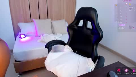 N I N A online show from March 26, 2026, 2:39 am