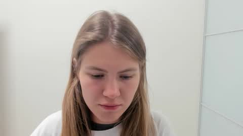 ninarihh online show from September 25, 2025, 10:19 am