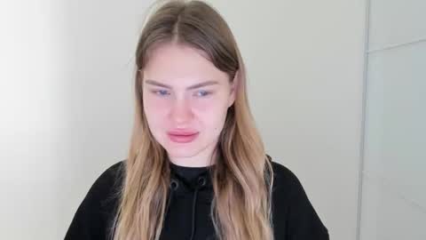 ninarihh online show from November 11, 2025, 8:25 am