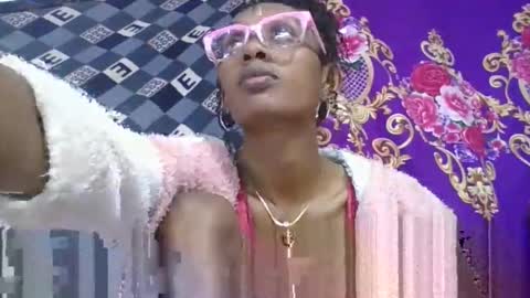 ninie246746 online show from April 13, 2026, 6:52 am