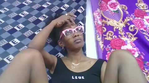 ninie246746 online show from April 15, 2026, 7:43 pm