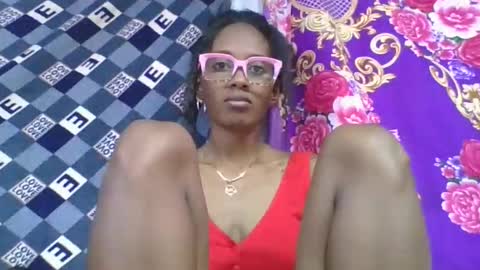 ninie246746 online show from April 17, 2026, 6:44 pm