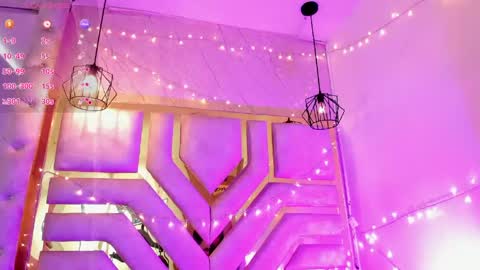  V I C T O R I A   online show from April 20, 2026, 7:04 pm