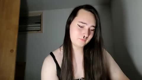 Snapshot of nonbinarybeauty20 chatting on March 8, 2026, 6:28 am nonbinarybeauty20 online show from March 8, 2026, 6:28 am
