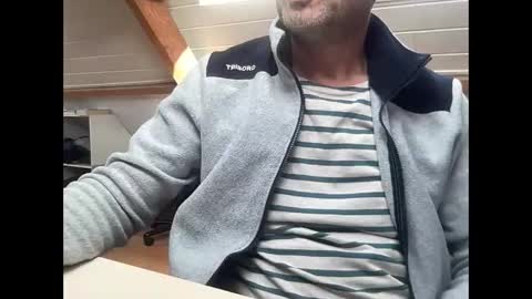 noux69 online show from November 9, 2025, 1:09 pm