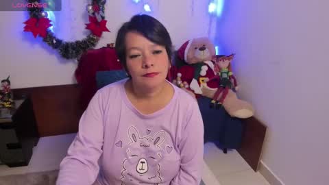 nuit_rose online show from January 1, 2025, 11:51 pm