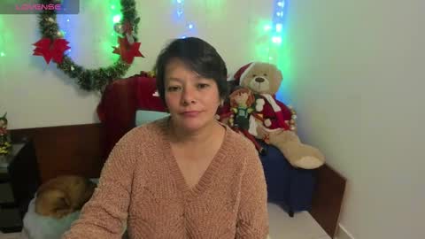 nuit_rose online show from January 4, 2025, 4:23 am