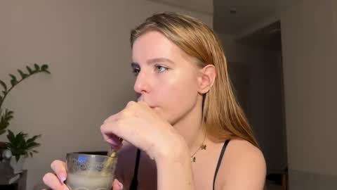 nura_foxx online show from December 17, 2025, 1:11 am