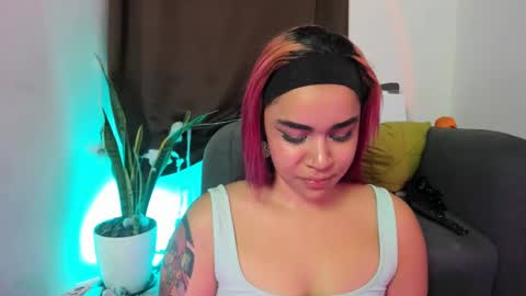 Nia online show from November 9, 2025, 11:25 pm