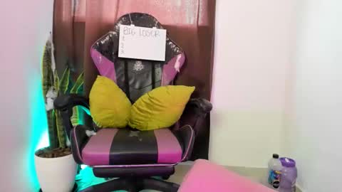 Nia online show from November 23, 2025, 7:13 pm