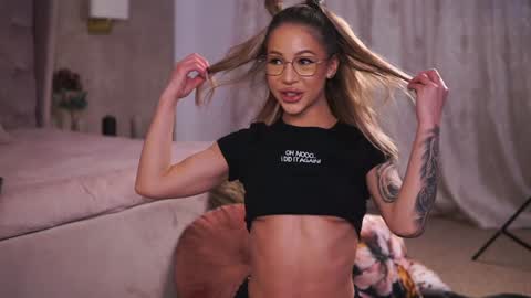 nyrobinova online show from January 30, 2025, 4:16 am