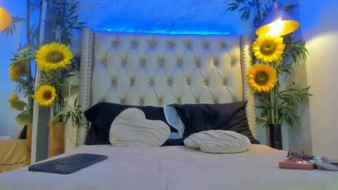 nyssawoodd online show from November 16, 2025, 2:11 pm