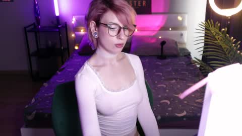 Snapshot of obedientt_ chatting on May 20, 2026, 7:47 am Moonlight online show from May 20, 2026, 7:47 am