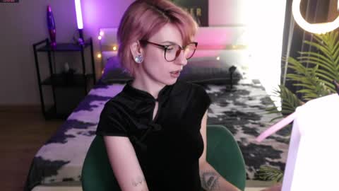 Snapshot of obedientt_ chatting on May 23, 2026, 12:53 pm Moonlight online show from May 23, 2026, 12:53 pm
