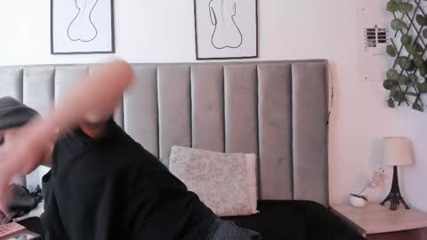 Sara Help me reach 1000 followers online show from April 14, 2026, 12:55 pm