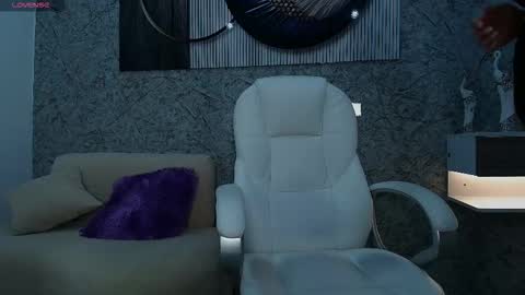 independent model online show from December 18, 2025, 5:30 pm