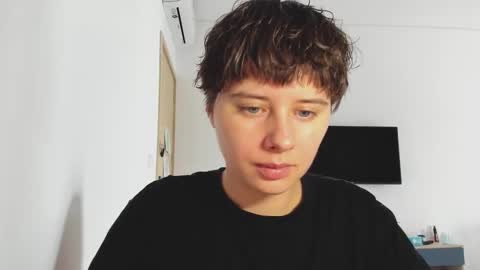 Evie online show from December 15, 2025, 3:22 am