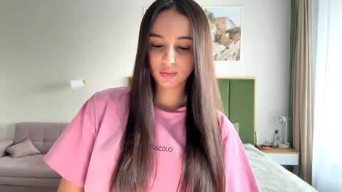 Mia online show from May 27, 2026, 12:02 pm