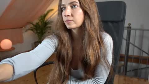 Lola online show from November 25, 2025, 5:46 pm